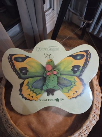 PUZZLE NEUF. 700 Pieces. Papillon