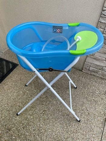 Baignoire bébé avec transat intégré + Support blanc avec tuyau d'évacuation
