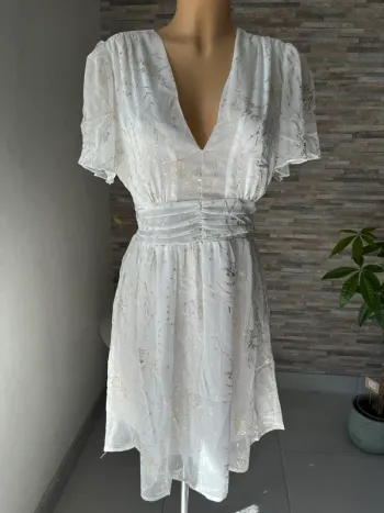 Robe blanche courte motifs dorés