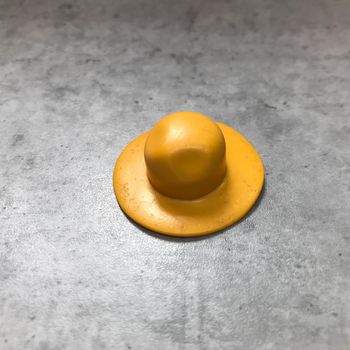 Chapeau jaune moutarde Playmobil