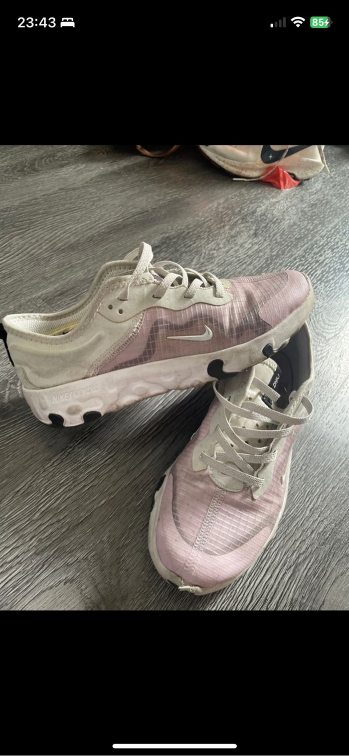 Basket Nike - chaussure 35,5 react rose