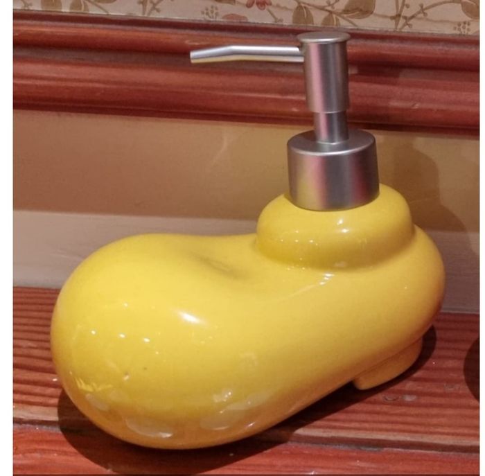 Distributeur de savon et pause savon disneyland paris