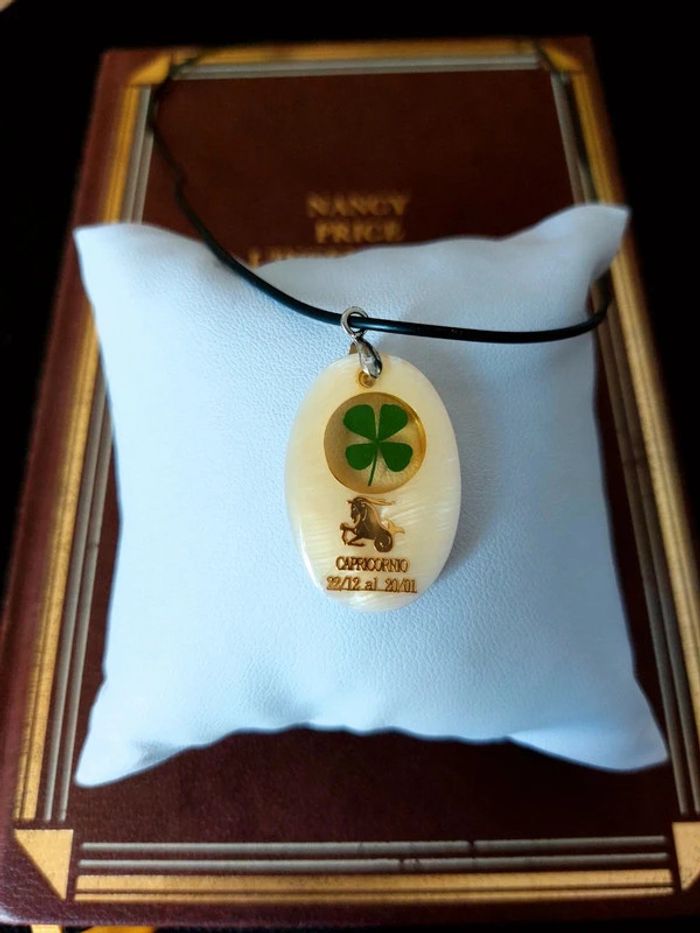 Magnifique collier cordelette noire avec pendentif signe astrologique du zodiaque capricorne - photo numéro 2