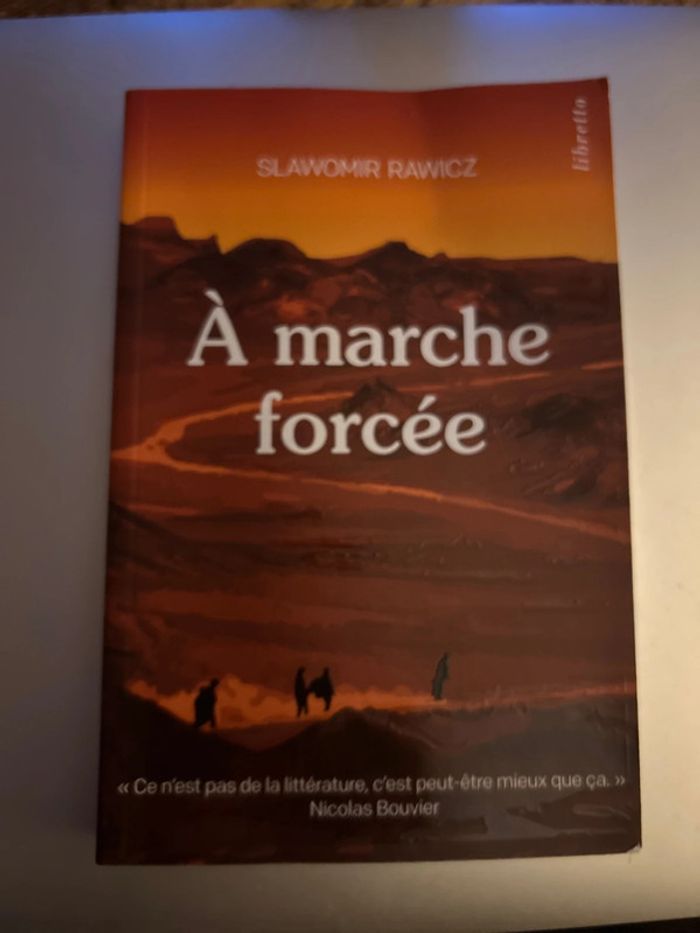 À marche forcée