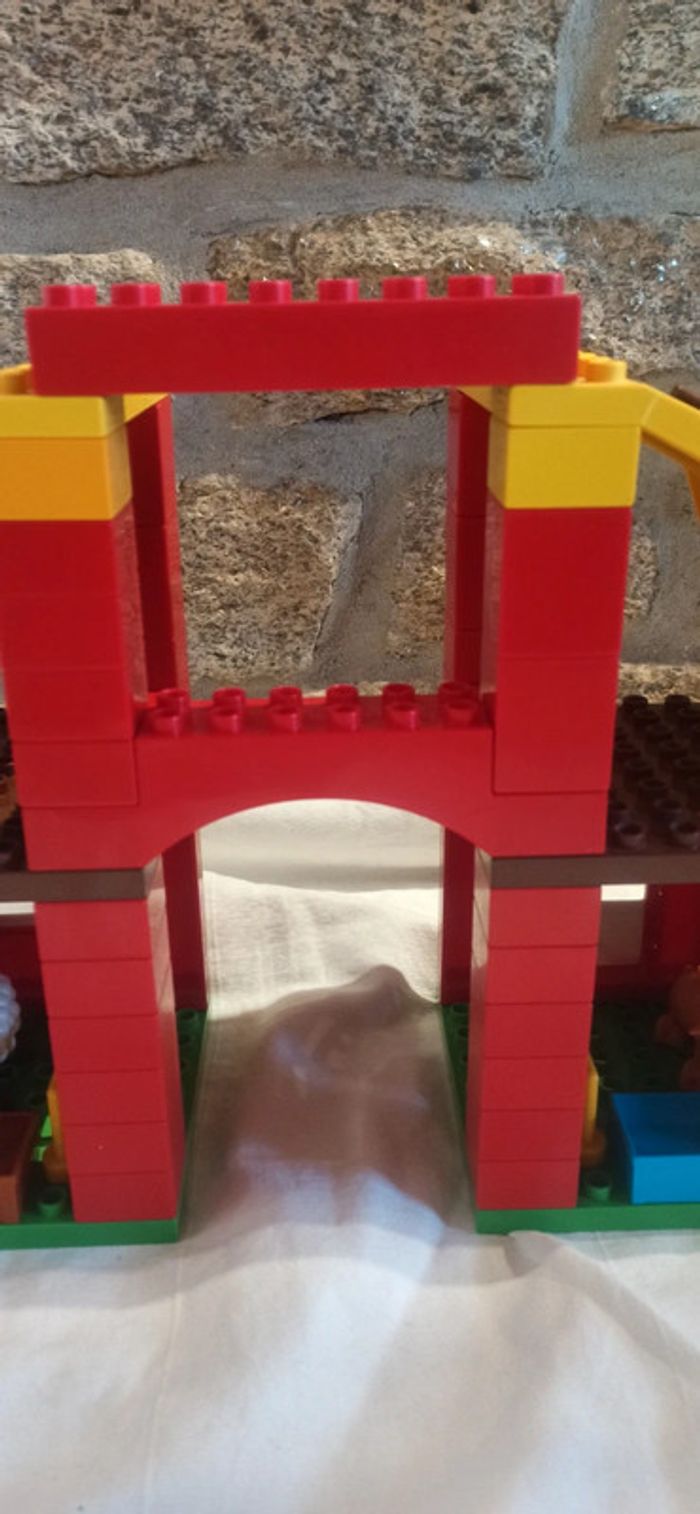 Bâtiment de Ferme avec homme fermier mouton et cochon lego duplo - photo numéro 3