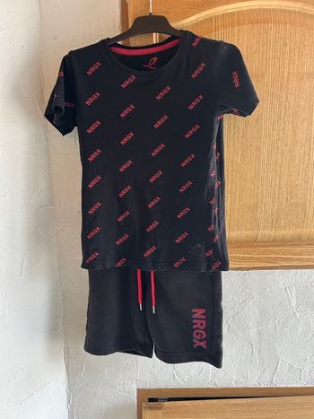 Ensemble t-shirt et short noir et rouge - 8 ans