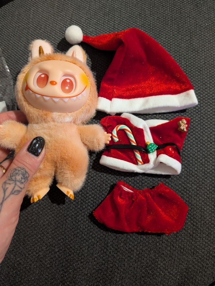 Habits de noel neuf labubu - photo numéro 2