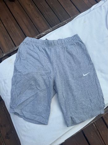 Short Nike gris