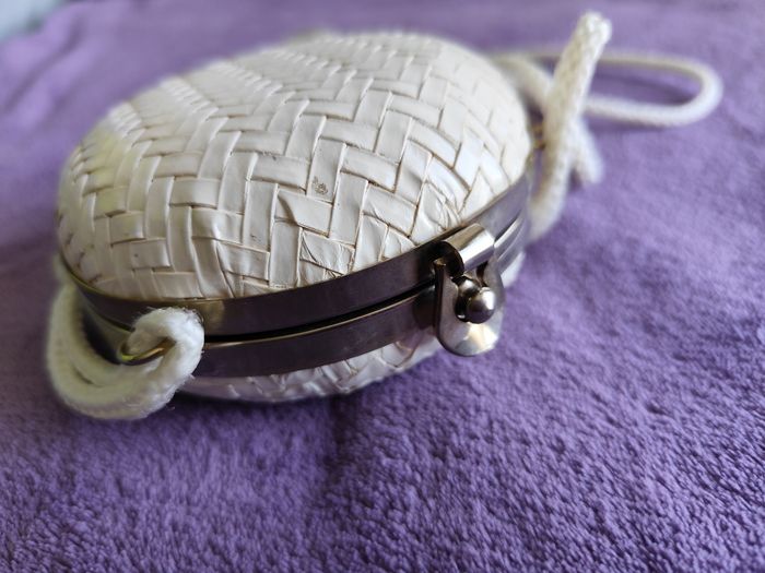Petit sac enfant ou adulte rond boule blanc besace en paille tressée peinte vintage 70 - photo numéro 7