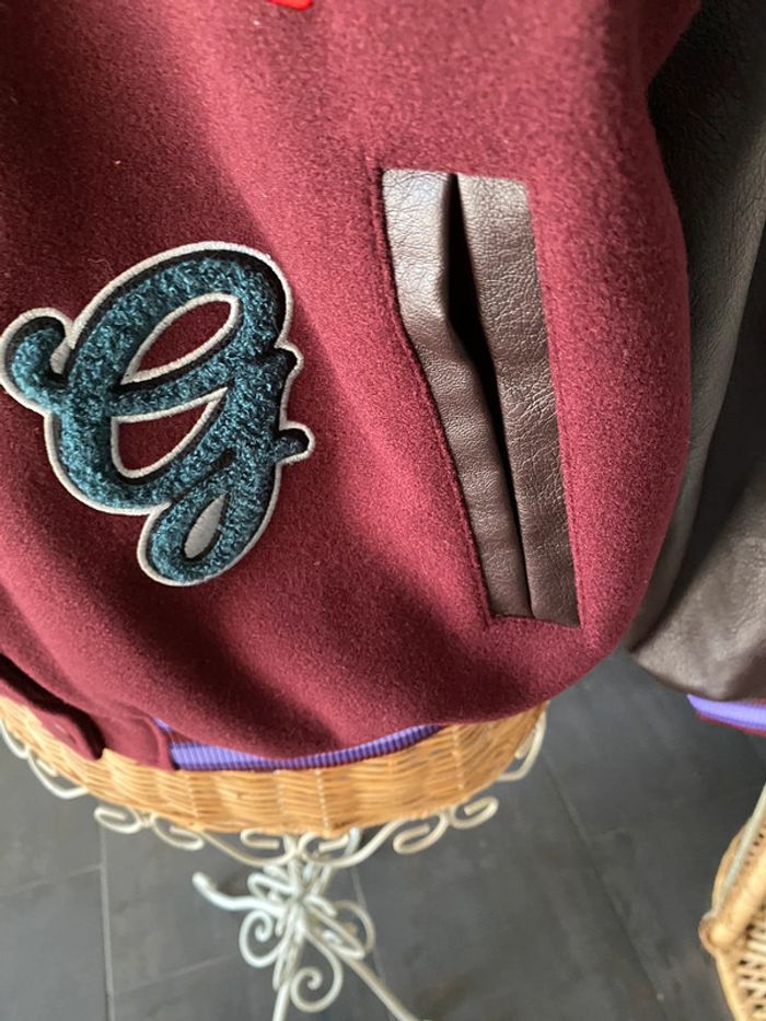 Blouson Teddy Bershka neuf avec étiquette taille XS bordeaux avec motifs - photo numéro 10