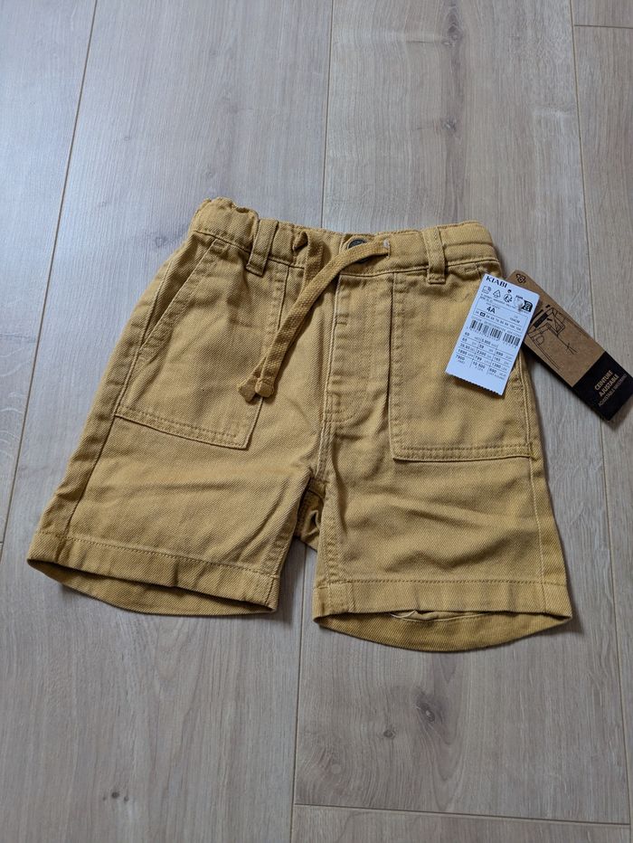 Short moutarde neuf