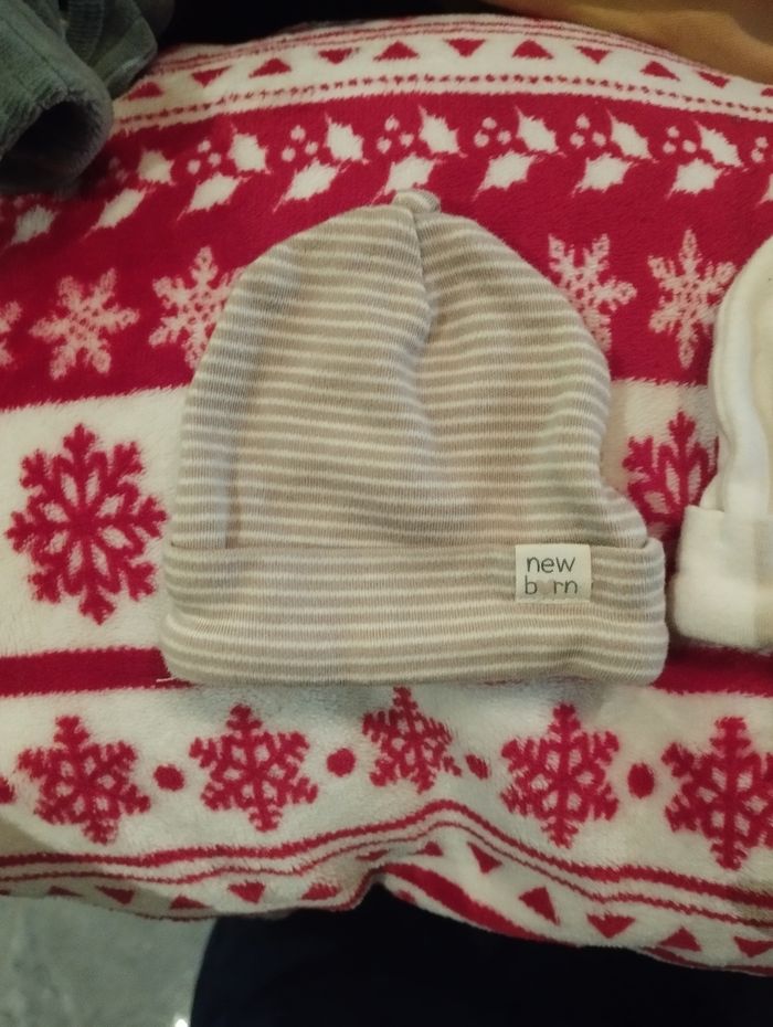 2 bonnets de naissance Kiabi neuf - photo numéro 2