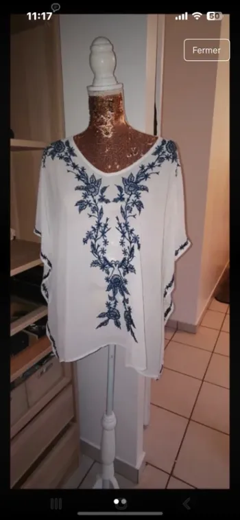 Tunique blanche et bleu