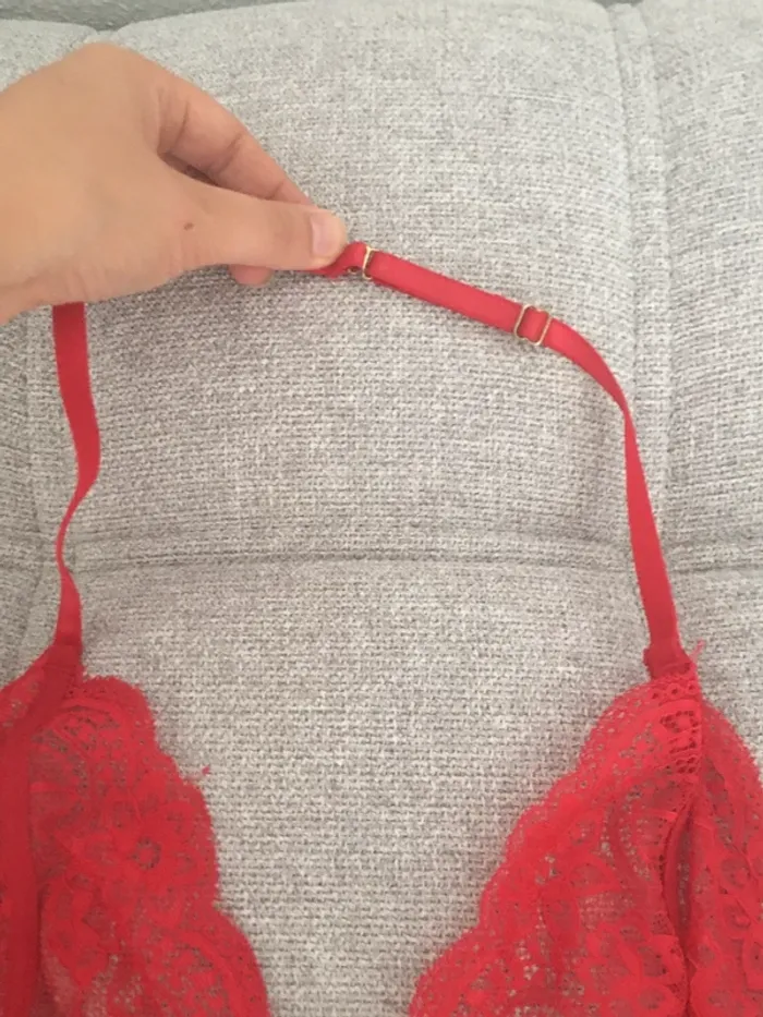 Nuisette courte rouge dentelle voile et dos nu - photo numéro 3