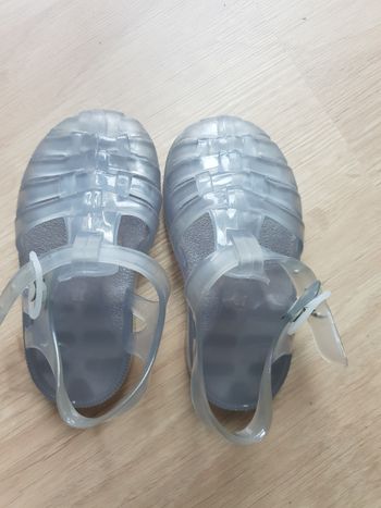 Jolie paire de sandales de plage en 19