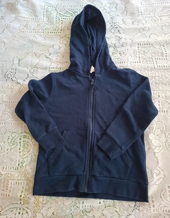 Gilet zippé à capuche bleu foncé, H&M en très bon état, taille 4/6 ans