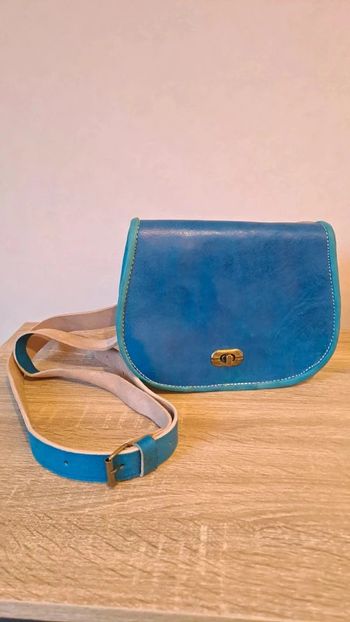 Petit sac à main besace cuir bleu turquoise. Neuf