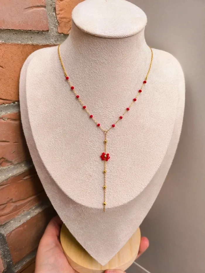 Pendentif doré en Y avec fleur marguerite, perles rouges et billes - photo numéro 9