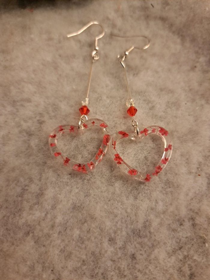 Boucles d'oreilles pendante en résine cœur rouge florale - photo numéro 4