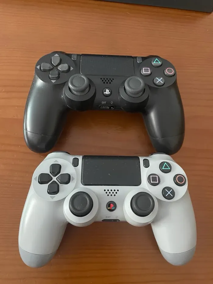 Console PS4 Pro - photo numéro 2