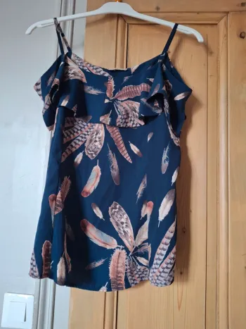 Top bleu fluide fine bretelles et motifs plumes