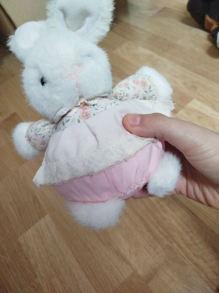 Peluche lapin boule blanc corps en tissu rose et dentelles, imprimé fleurs vintage - photo numéro 6