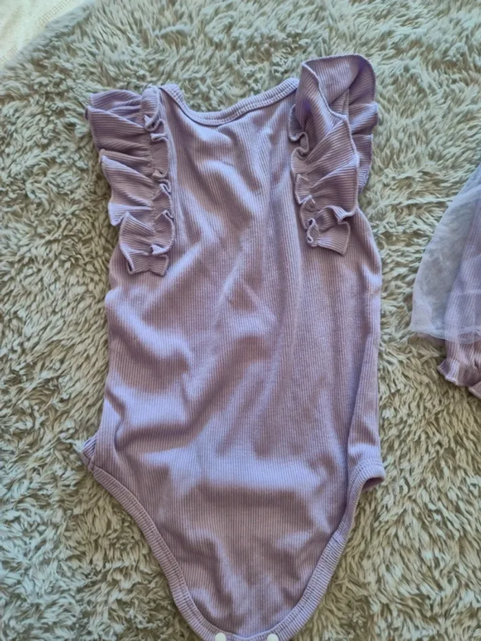Ensemble body et short lila en excellent état, 12/18 mois.
