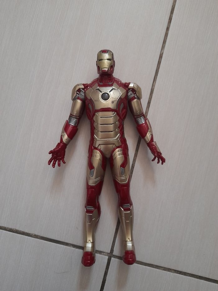 Figurine ironman
Elle fait du bruit et s'allume
Beaucoup manipulée mais bon état