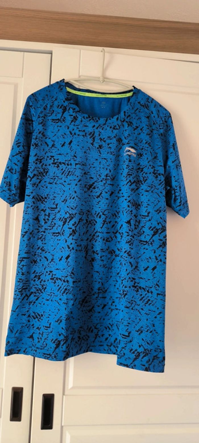 T-shirt li-ning  bleu en parfait état