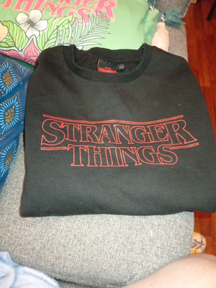 Sweat noir stranger things taille S