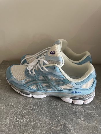 Asics bleu ciel et blanche 