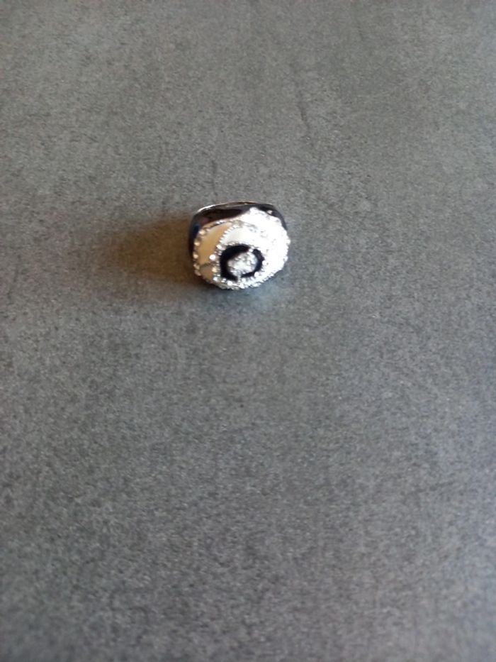 Bague noire et blanche avec strass