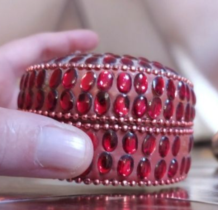 Petite boîte métal strass rouge