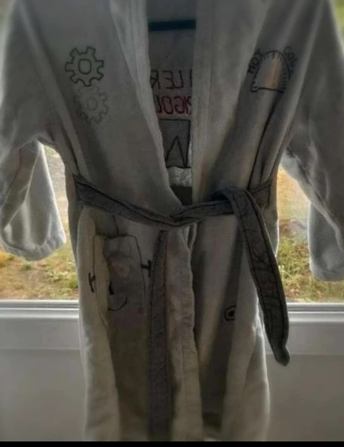 peignoire  DPAM  5/6  ans  hugo le  robot