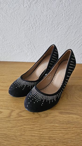 Belles chaussures à talons pointure 36 neuves