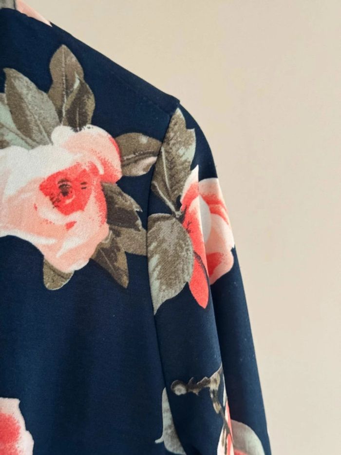 Robe causal marine fleuris avec décolleté croisé, - photo numéro 5