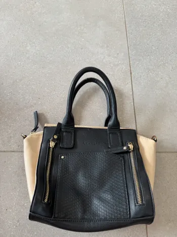 Sac à main et bandoulière A st André, il ya quelques marques d'usures, 22*20cm