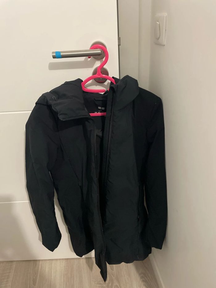 Doudoune noir uniqlo tres peu portée.prix magasin 179€