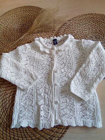 Joli gilet blanc en coton ajouré Kiabi taille 24 mois