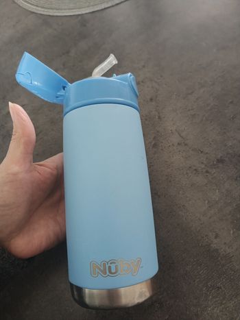 gourde isotherme de la marque Nuby.