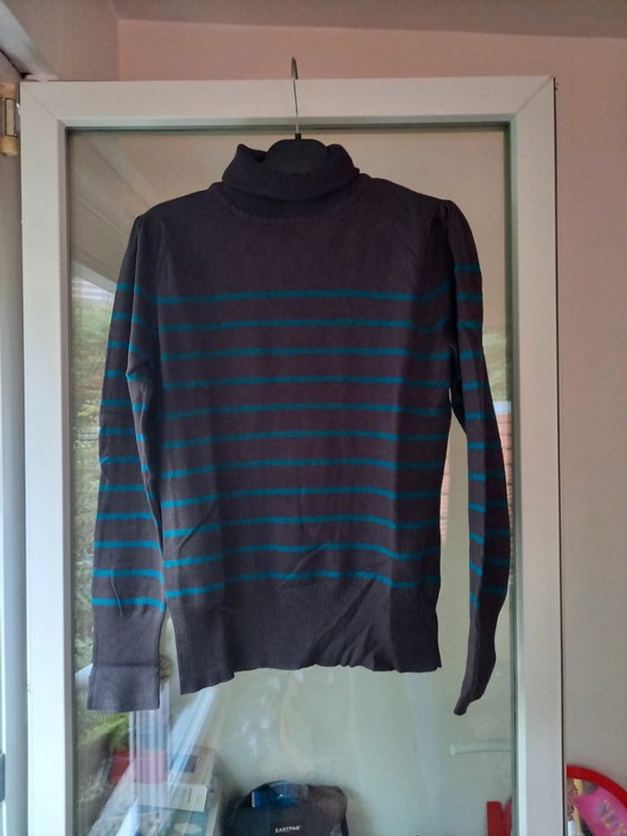 Pull col roulé à rayures camaïeu