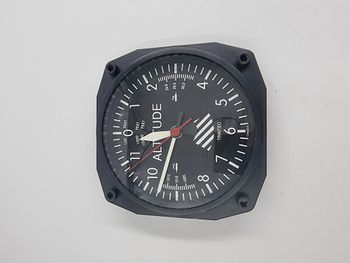 Horloge noire et blanche décorative sur le thème aviation (cockpit)