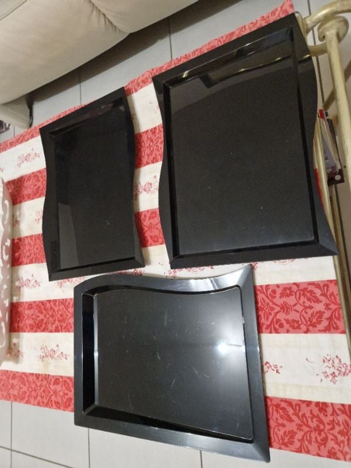 2 plateaux noirs