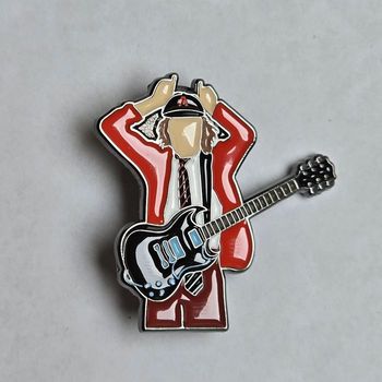 Pin's ANGUS YOUNG ACDC GUITARISTE GROUPE MUSIQUE HARD ROCK 