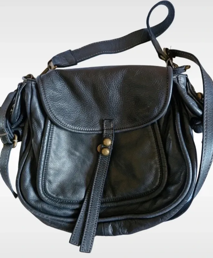 Sac besace noir en cuir.