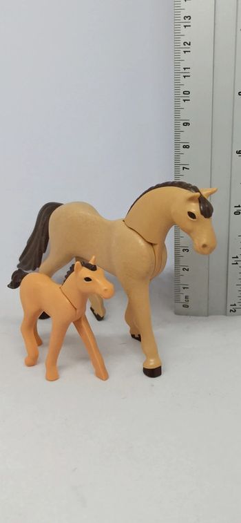Cheval marron clair avec poulain playmobil