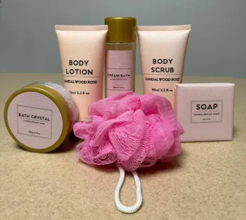Lot de produits corps neufs Sandalwood rose+ trousse offerte