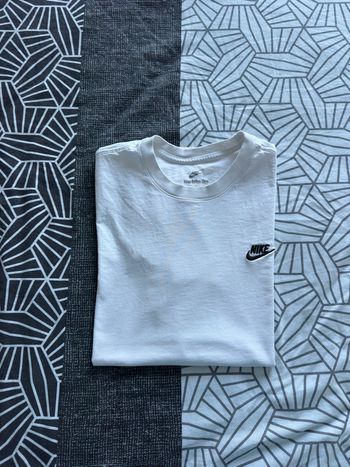 T-shirt Nike original modèle The Nike Tee en taille L 👕