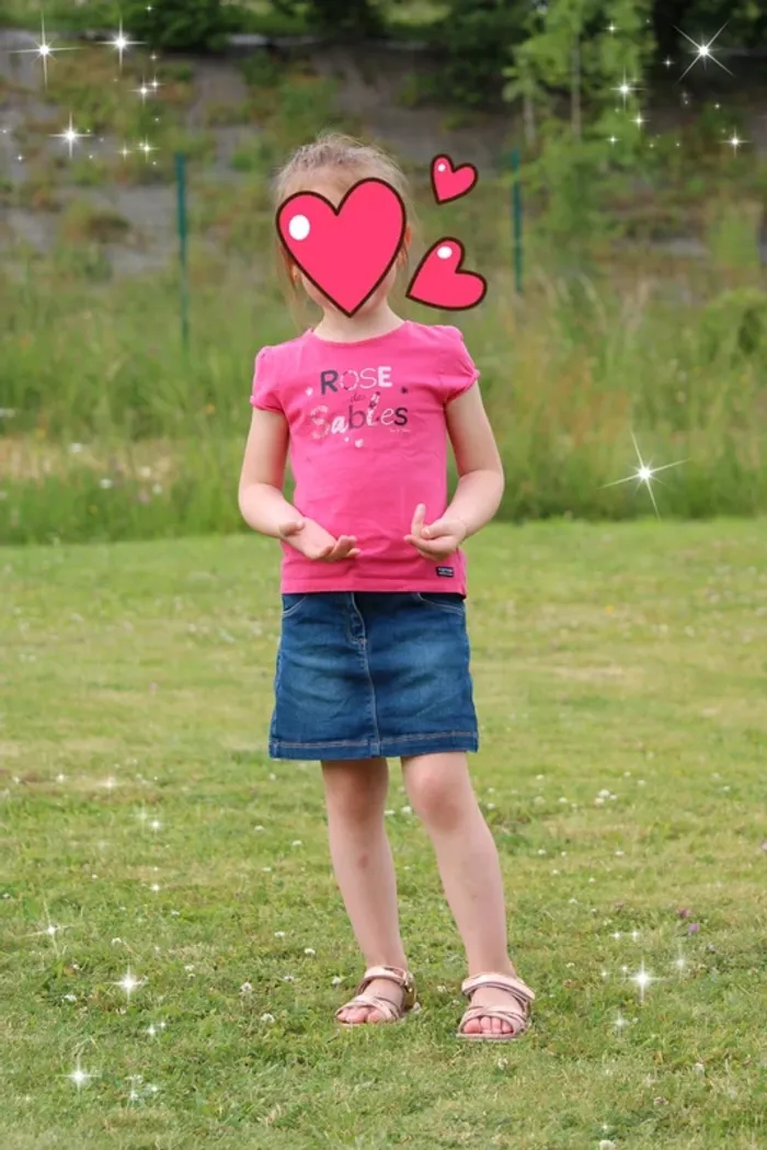 Lot de 2 t-shirts+ une jupe taille 5 ans. - photo numéro 7
