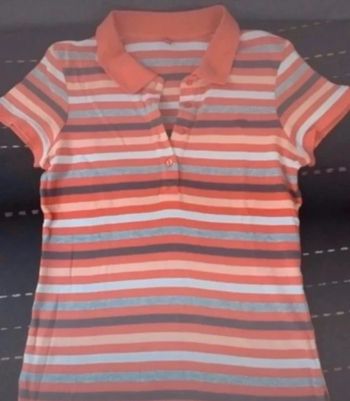 Polo taille M Très joli polo aux couleurs estivales. Taille M correspond à un 38. En très bon état.